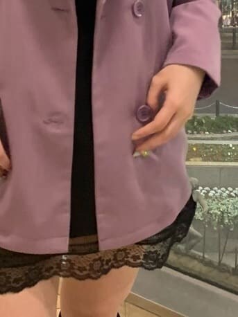 パープル系のテーラードジャケット、ブラック系のブーツ、ブラック系のTシャツ/カットソーを着用したレディースの春コーディネートの4枚目の写真