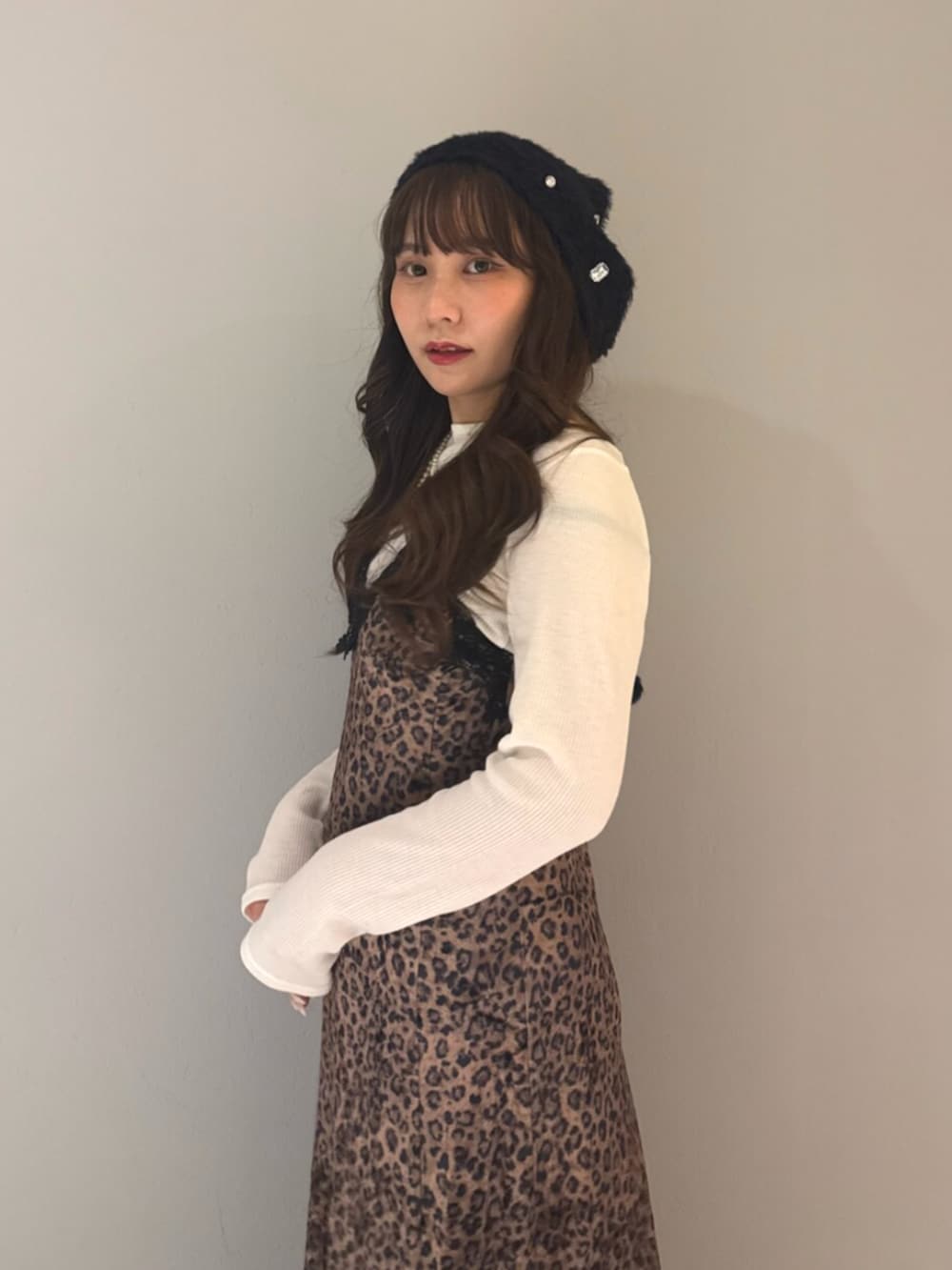 ブラック系のブーツ、ホワイト系のTシャツ/カットソー、ブラウン系のワンピースを着用したレディースの夏コーディネートの5枚目の写真