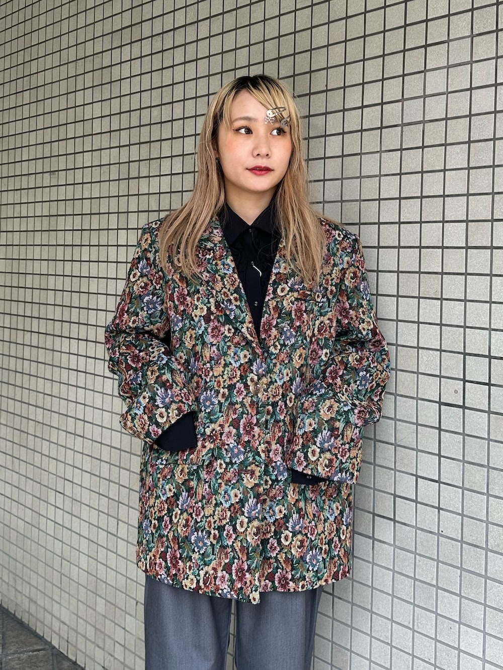 ブラック系のテーラードジャケット、グレー系のその他パンツ、ブラック系のシャツ/ブラウスを着用したレディースの秋コーディネートの4枚目の写真