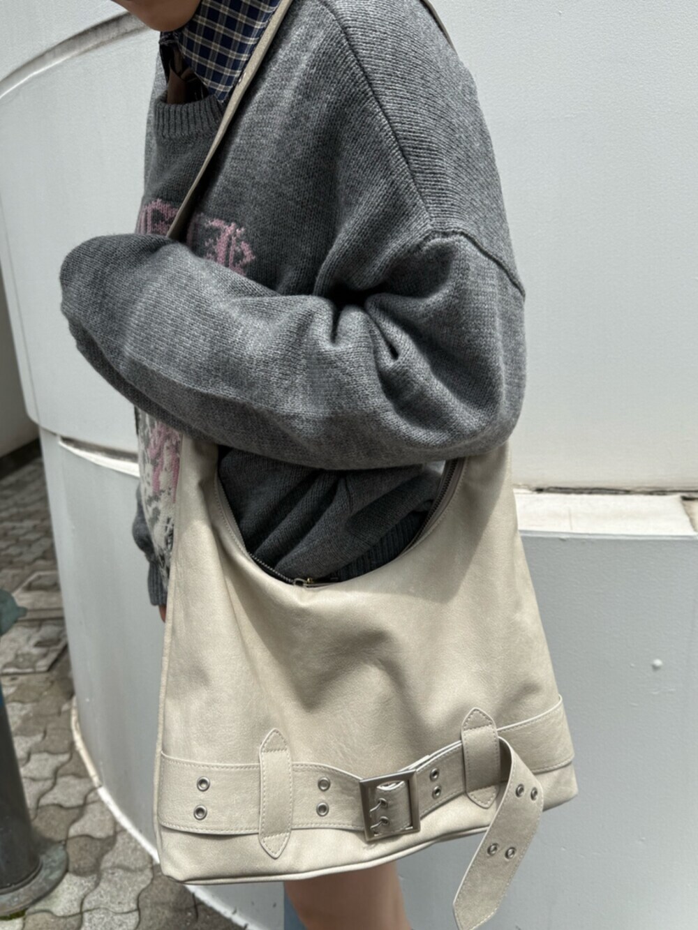 グレー系のニット/セーター、ブルー系のシャツ/ブラウス、グレー系のその他パンツを着用したレディースの夏コーディネートの8枚目の写真