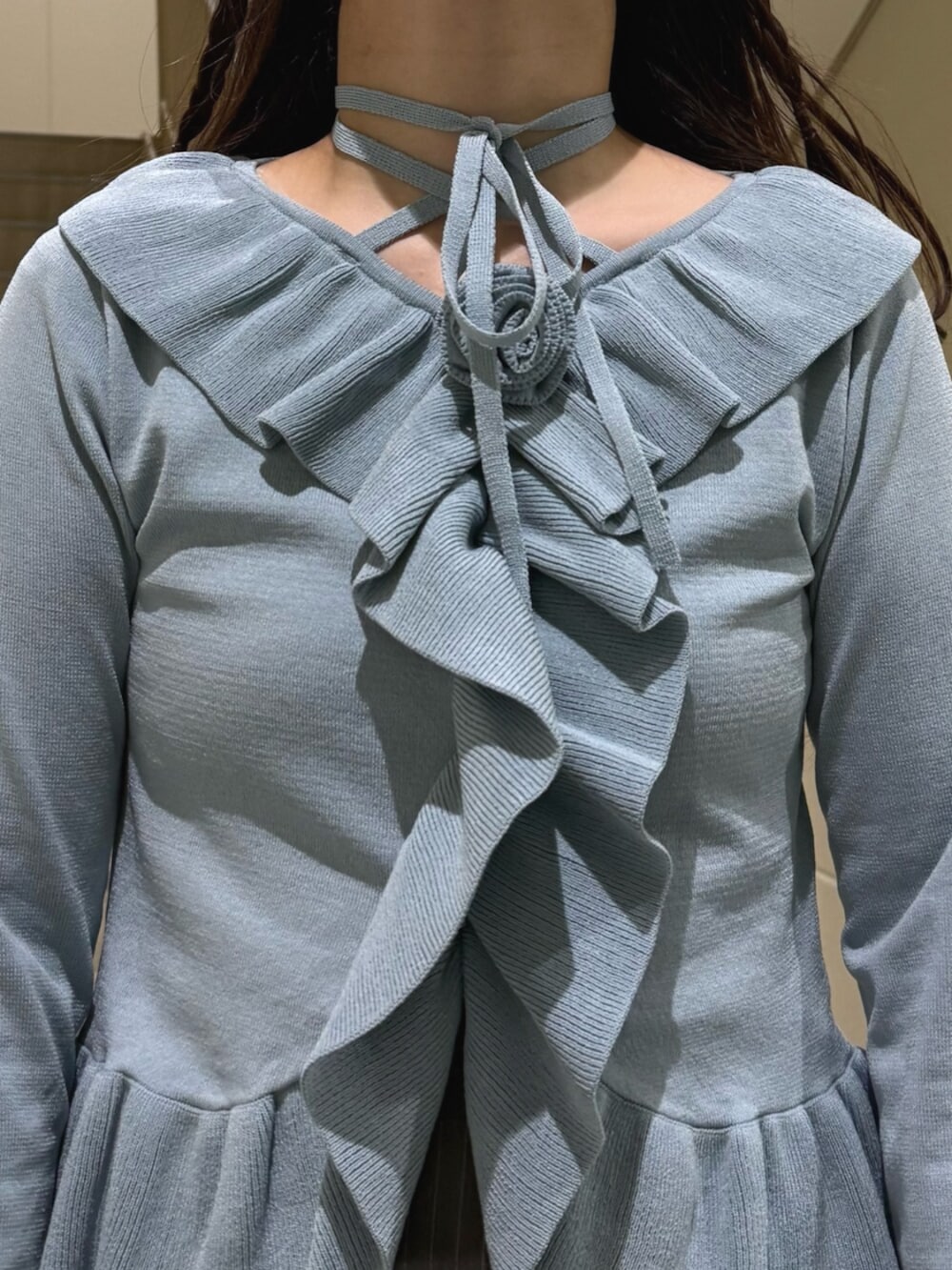 ブラック系のブーツ、グレー系のスカート、ブルー系のニット/セーターを着用したレディースの冬コーディネートの9枚目の写真