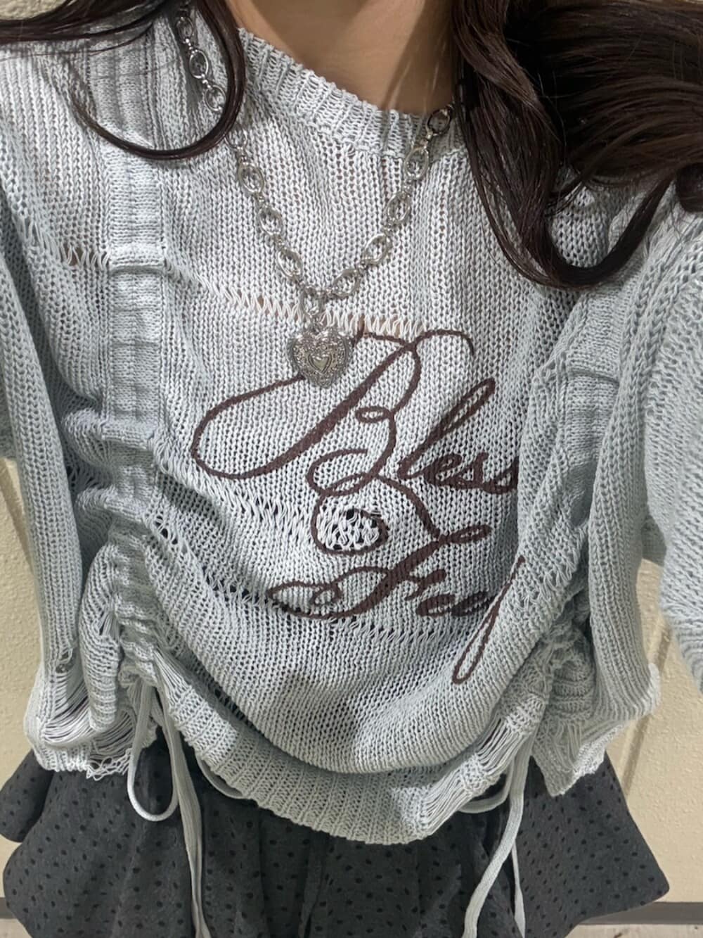 ブルー系のニット/セーター、グレー系のスウェットパンツ、ブラック系のパンプスを着用したレディースの春コーディネートの8枚目の写真