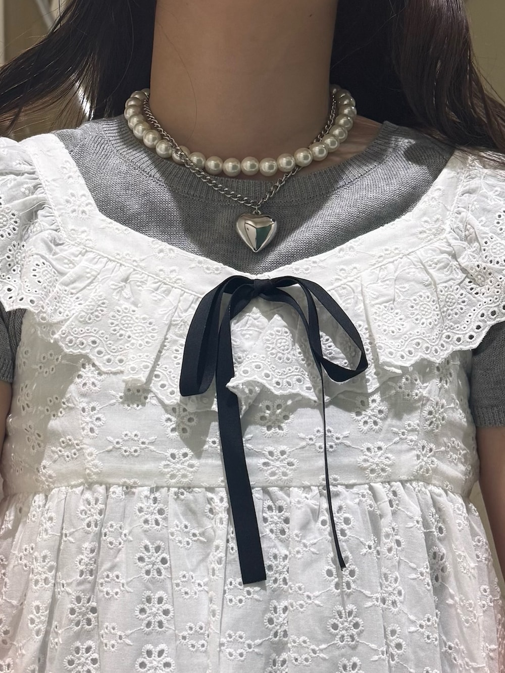 ホワイト系のワンピース、グレー系のTシャツ/カットソー、ブラック系のブーツを着用したレディースの春コーディネートの8枚目の写真
