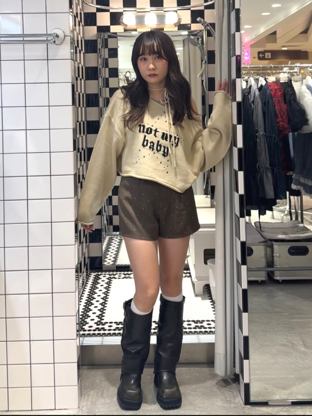 ブラウン系のその他パンツ、ブラック系のブーツ、ホワイト系のニット/セーターを着用したレディースの秋コーディネートの5枚目の写真