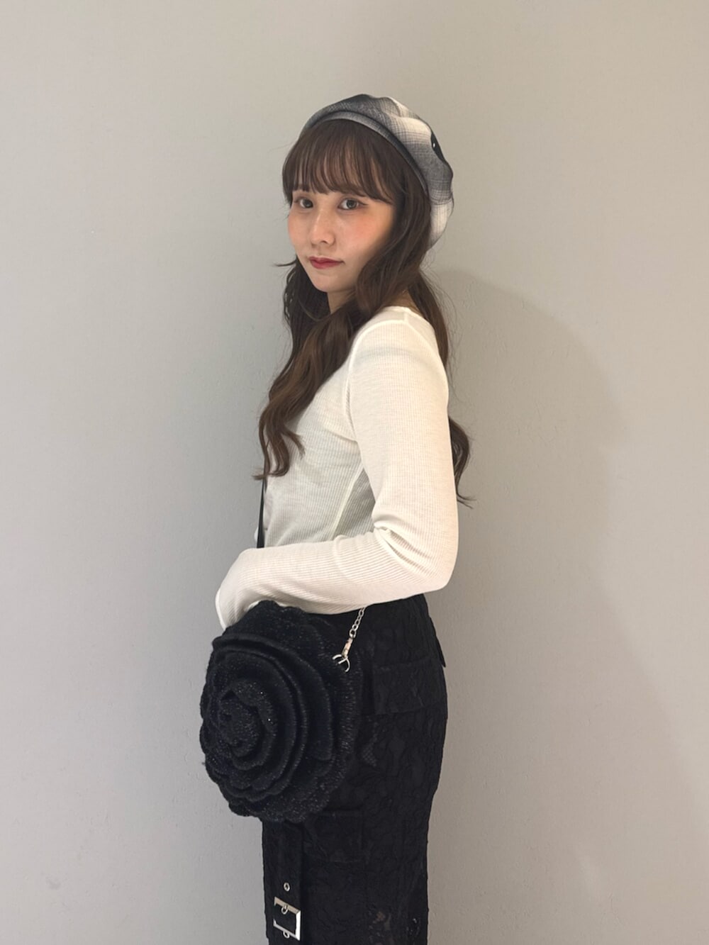 ホワイト系のTシャツ/カットソー、ブラック系のサンダル、ブラック系のその他パンツを着用したレディースの夏コーディネートの5枚目の写真