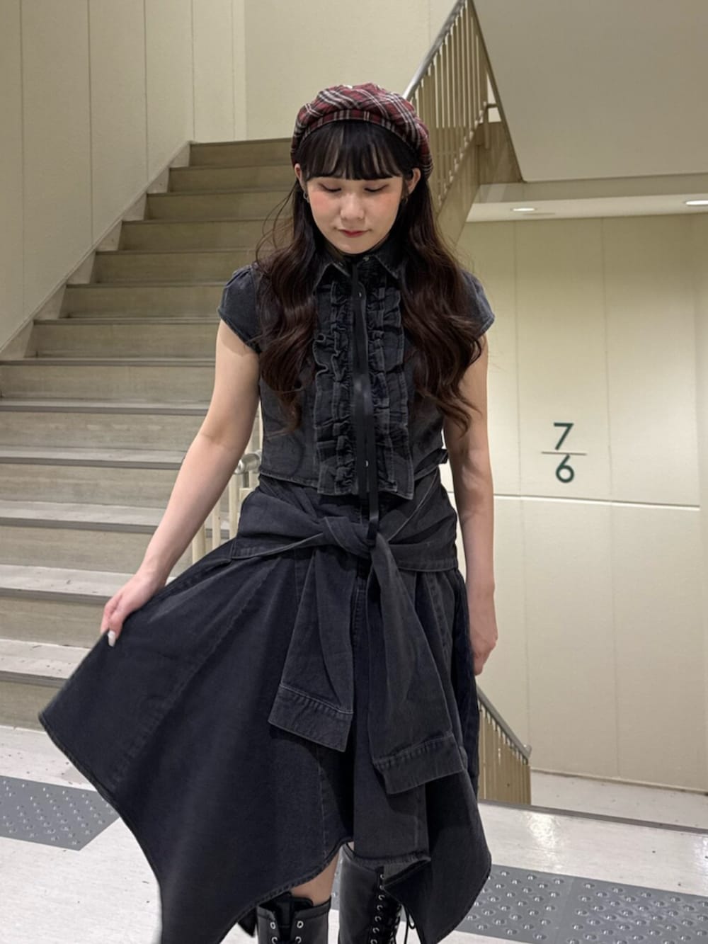 ブラック系のブーツ、ブラック系のシャツ/ブラウス、ブラック系のスカートを着用したレディースの夏コーディネートの5枚目の写真