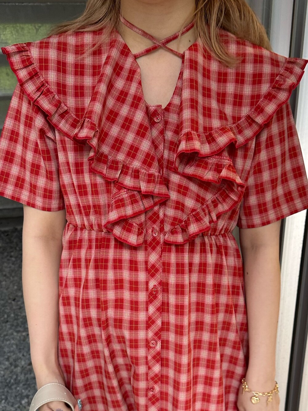 レッド系のワンピース、ホワイト系のショルダーバッグ、ホワイト系のハンチング/ベレー帽を着用したレディースの春コーディネートの6枚目の写真