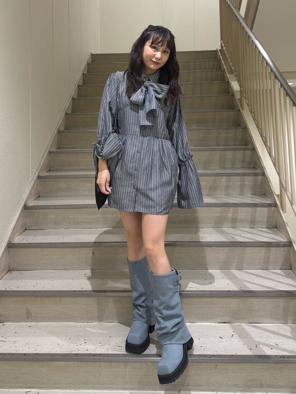 グレー系のシャツ/ブラウス、ブラック系のトートバッグ、ブルー系のブーツを着用したレディースの夏コーディネートの5枚目の写真