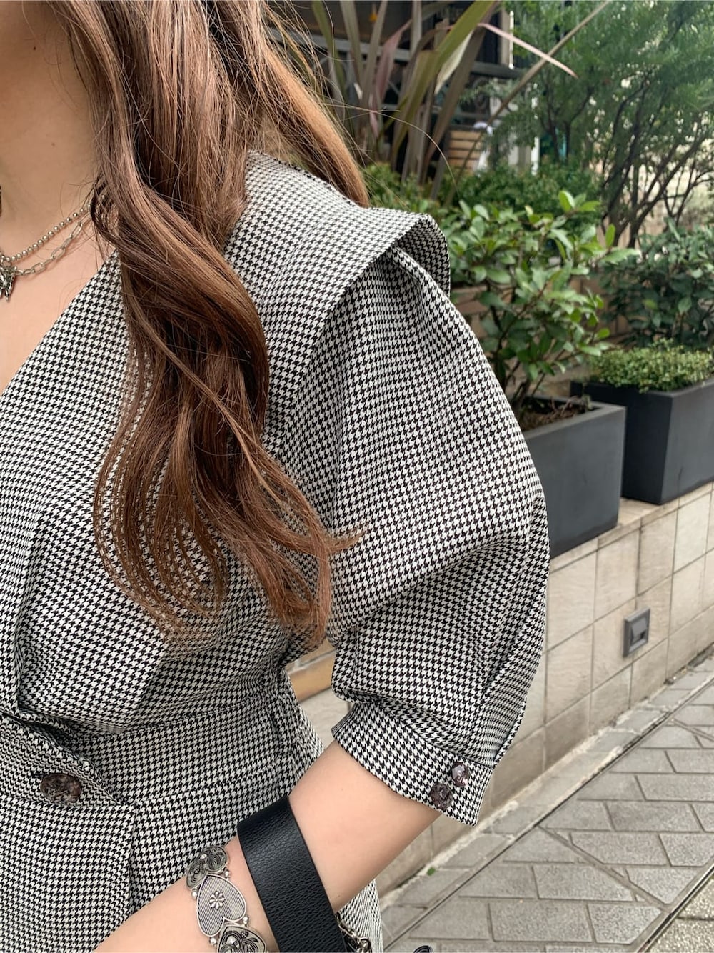 その他のワンピース、シルバー系のネックレス、シルバー系のブレスレットを着用したレディースの春コーディネートの5枚目の写真