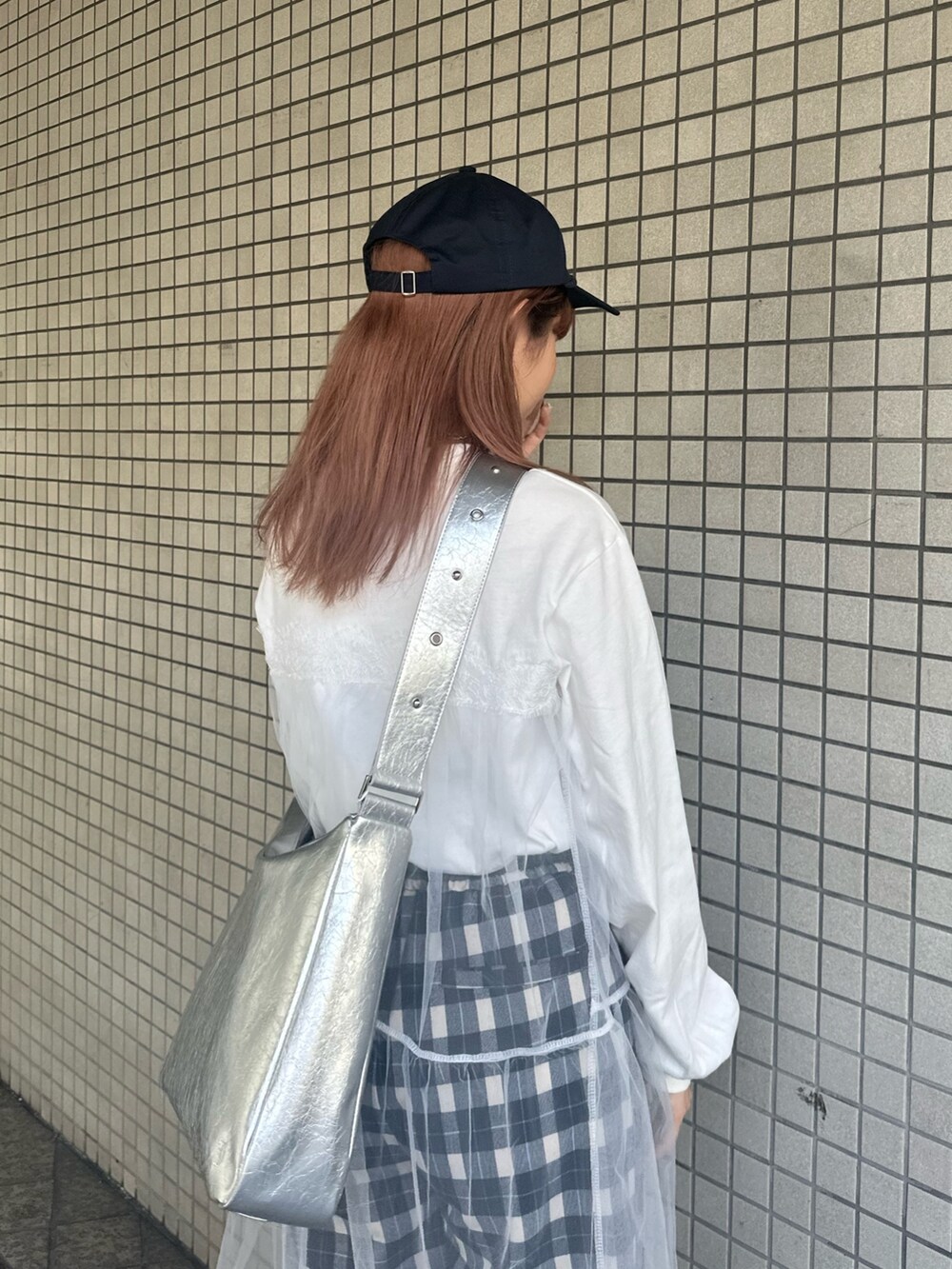 ホワイト系のワンピース、シルバー系のショルダーバッグ、その他のスラックスを着用したレディースの冬コーディネートの6枚目の写真