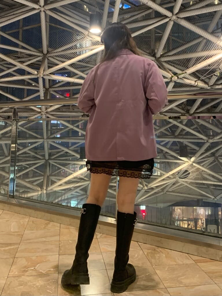 パープル系のテーラードジャケット、ブラック系のブーツ、ブラック系のTシャツ/カットソーを着用したレディースの春コーディネートの2枚目の写真