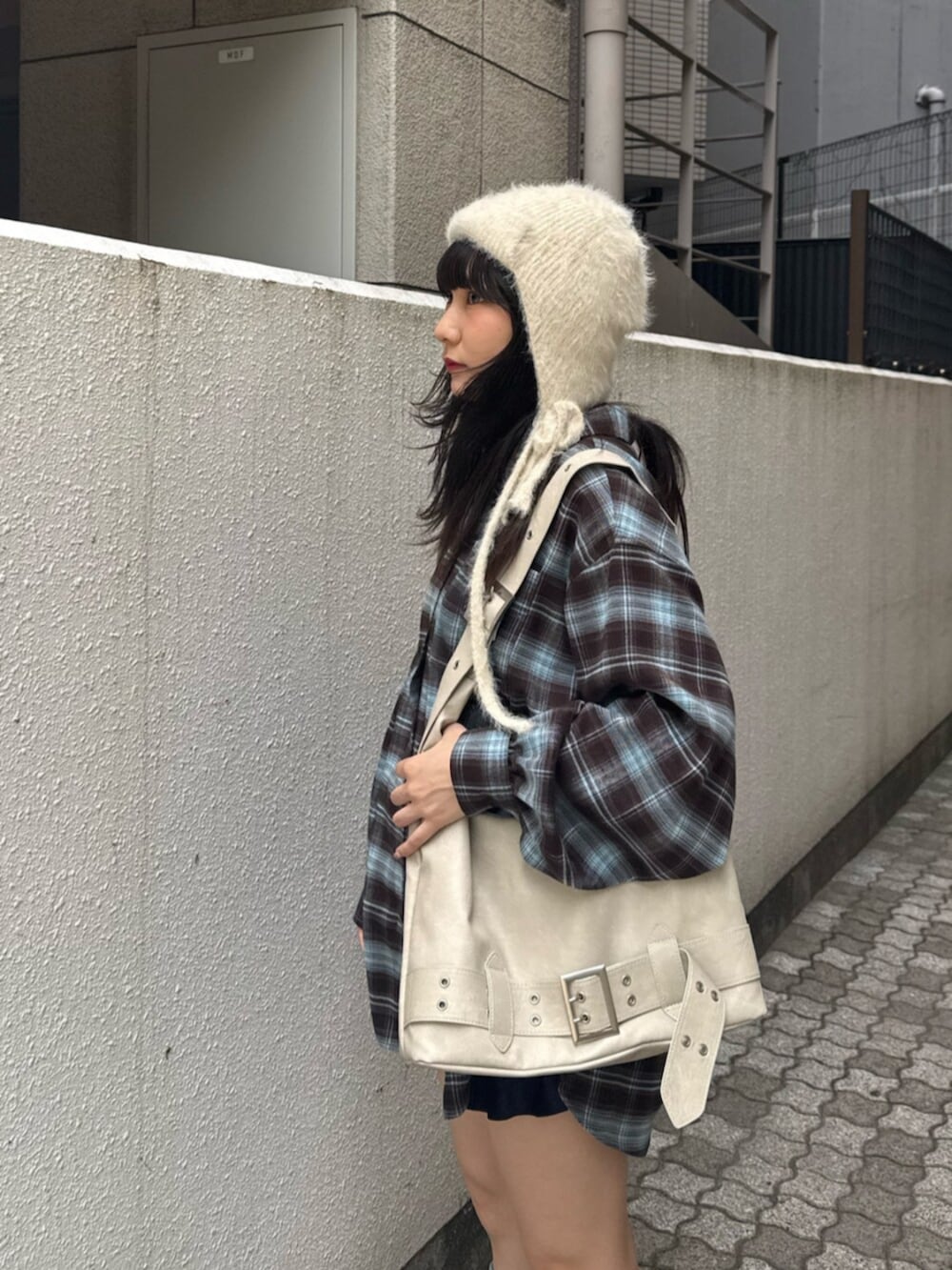 ブルー系のブーツ、ホワイト系のショルダーバッグ、ブラウン系のシャツ/ブラウスを着用したレディースの夏コーディネートの6枚目の写真