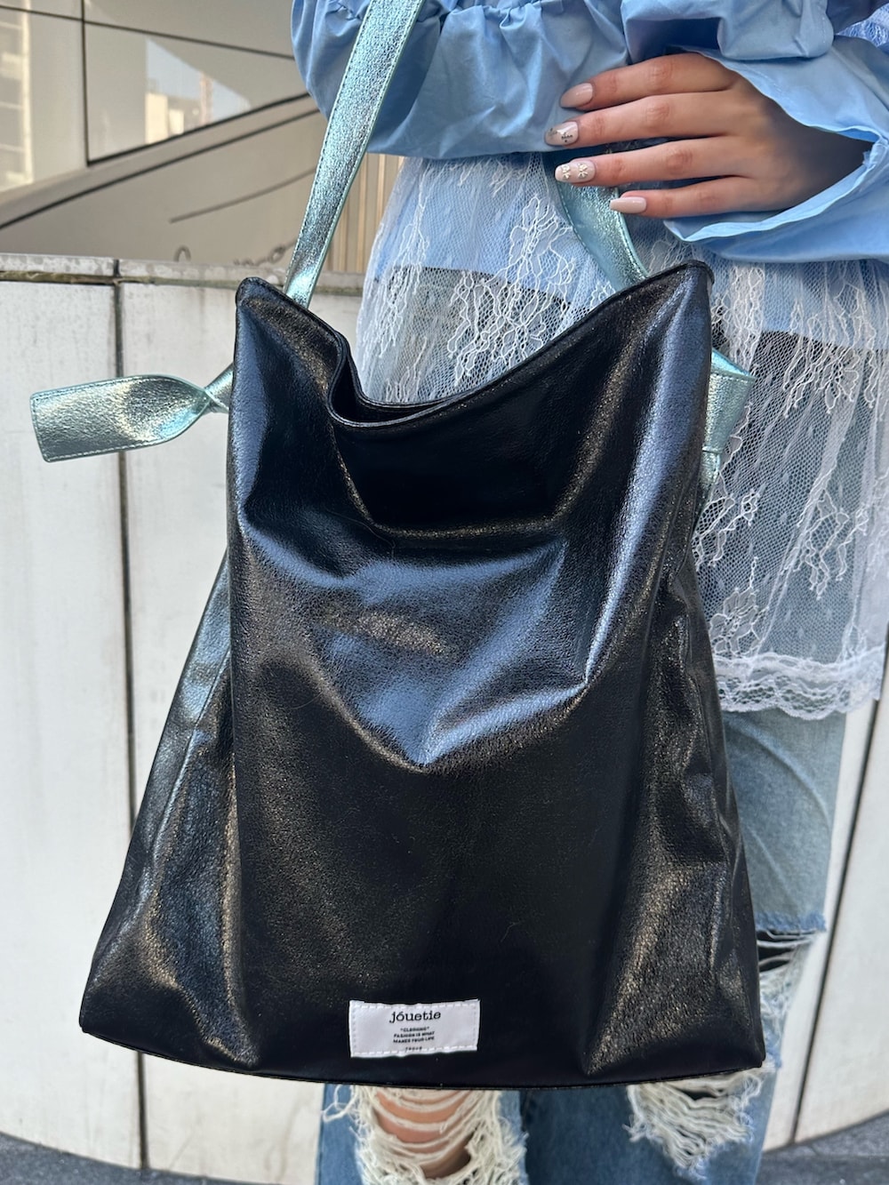ブルー系のデニムパンツ、ブルー系のシャツ/ブラウス、ホワイト系のキャミソールを着用したレディースの春コーディネートの7枚目の写真