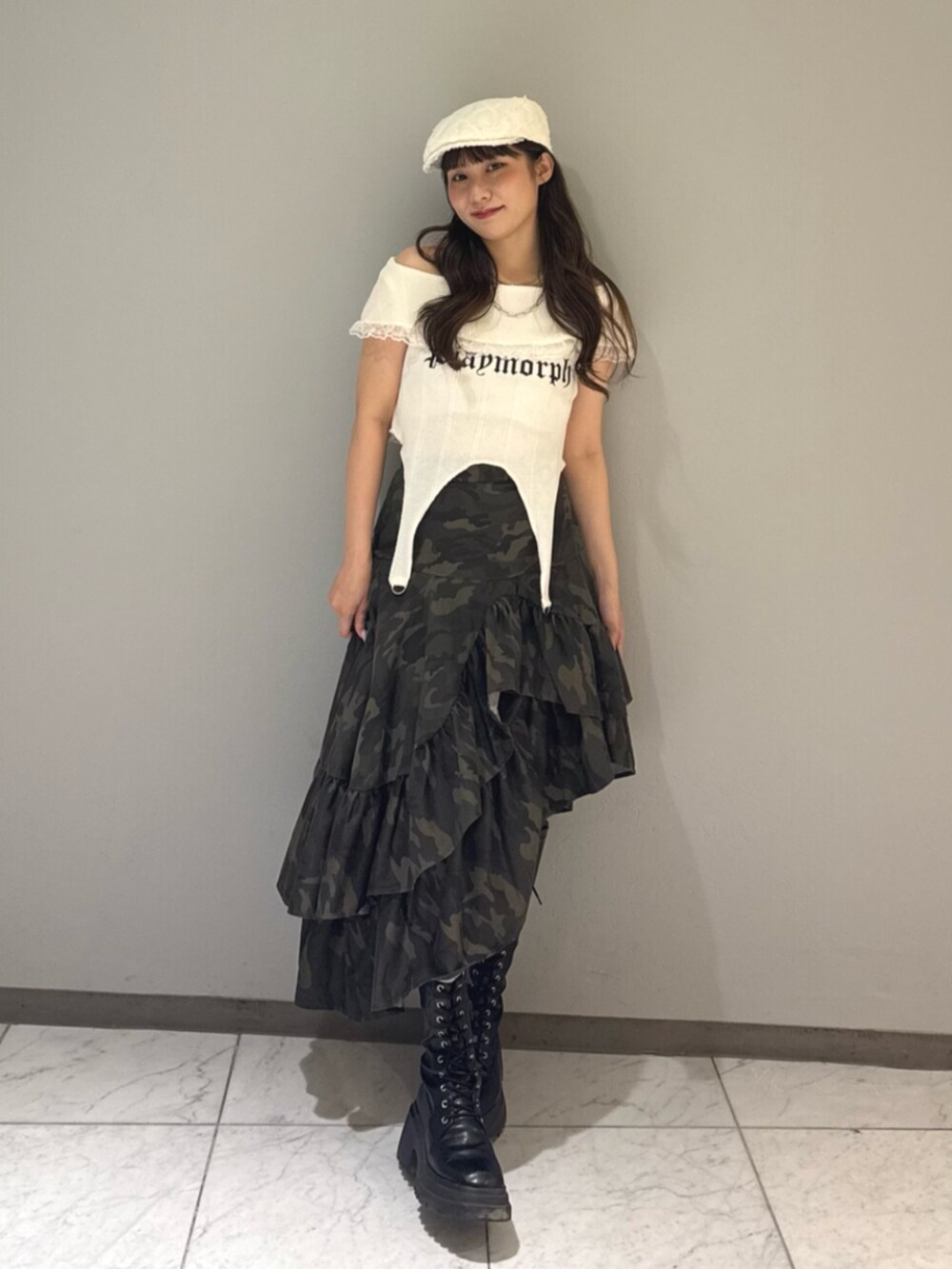 ブラック系のブーツ、ホワイト系のTシャツ/カットソー、グリーン系のスカートを着用したレディースの夏コーディネートの4枚目の写真