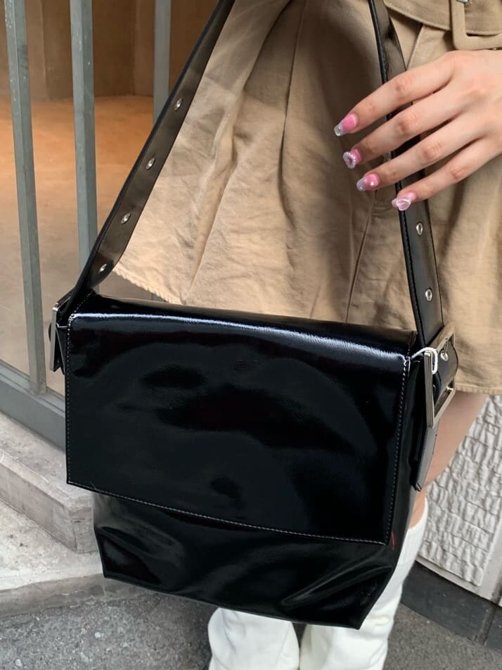 ベージュ系のその他パンツ、グレー系のスウェットを着用したレディースの秋コーディネートの8枚目の写真