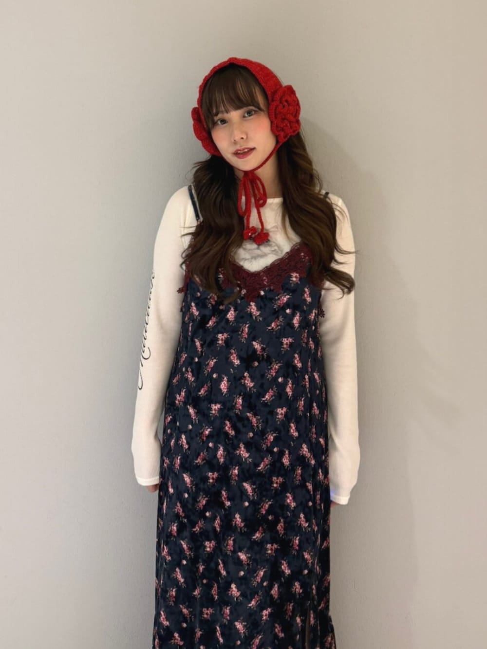 ホワイト系のTシャツ/カットソー、ブルー系のワンピース、ブラック系のサンダルを着用したレディースの夏コーディネートの5枚目の写真