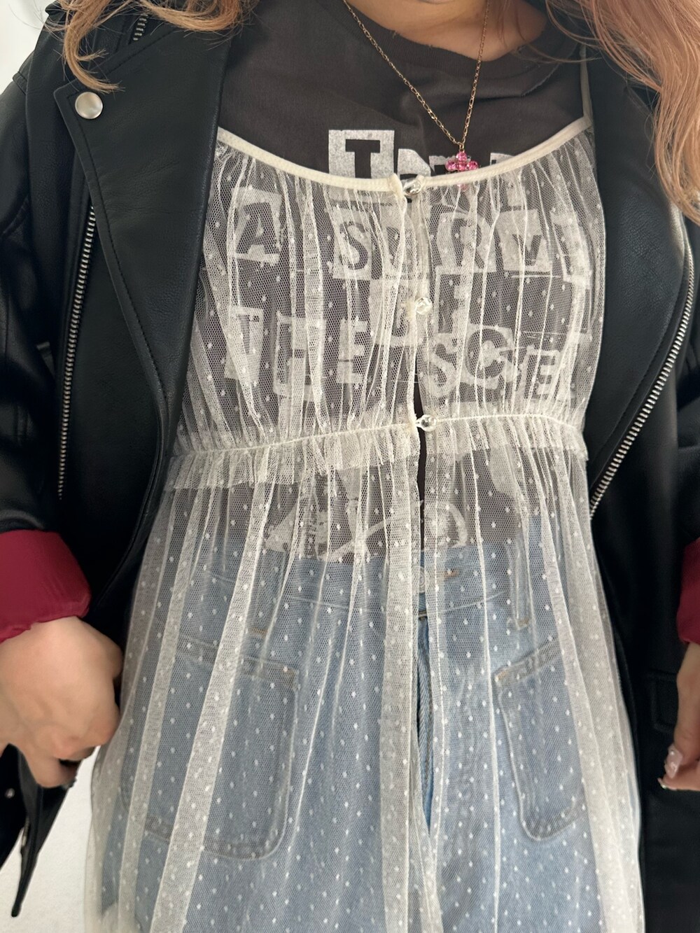 ブラック系のTシャツ/カットソー、ブラック系のライダースジャケット、ホワイト系のワンピースを着用したレディースの夏コーディネートの5枚目の写真