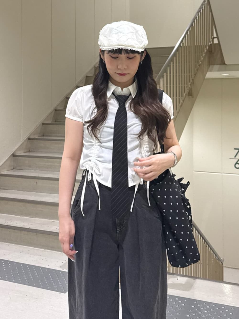 ブラック系のネクタイ、ブラック系のブーツ、ブラック系のデニムパンツを着用したレディースの夏コーディネートの5枚目の写真