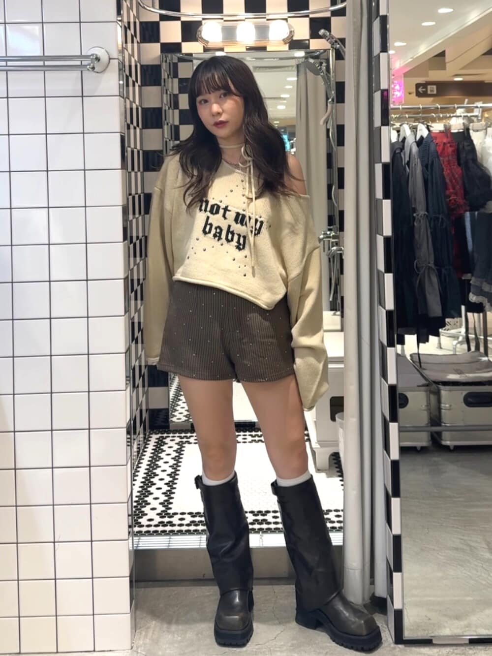 ブラウン系のその他パンツ、ブラック系のブーツ、ホワイト系のニット/セーターを着用したレディースの秋コーディネートの2枚目の写真