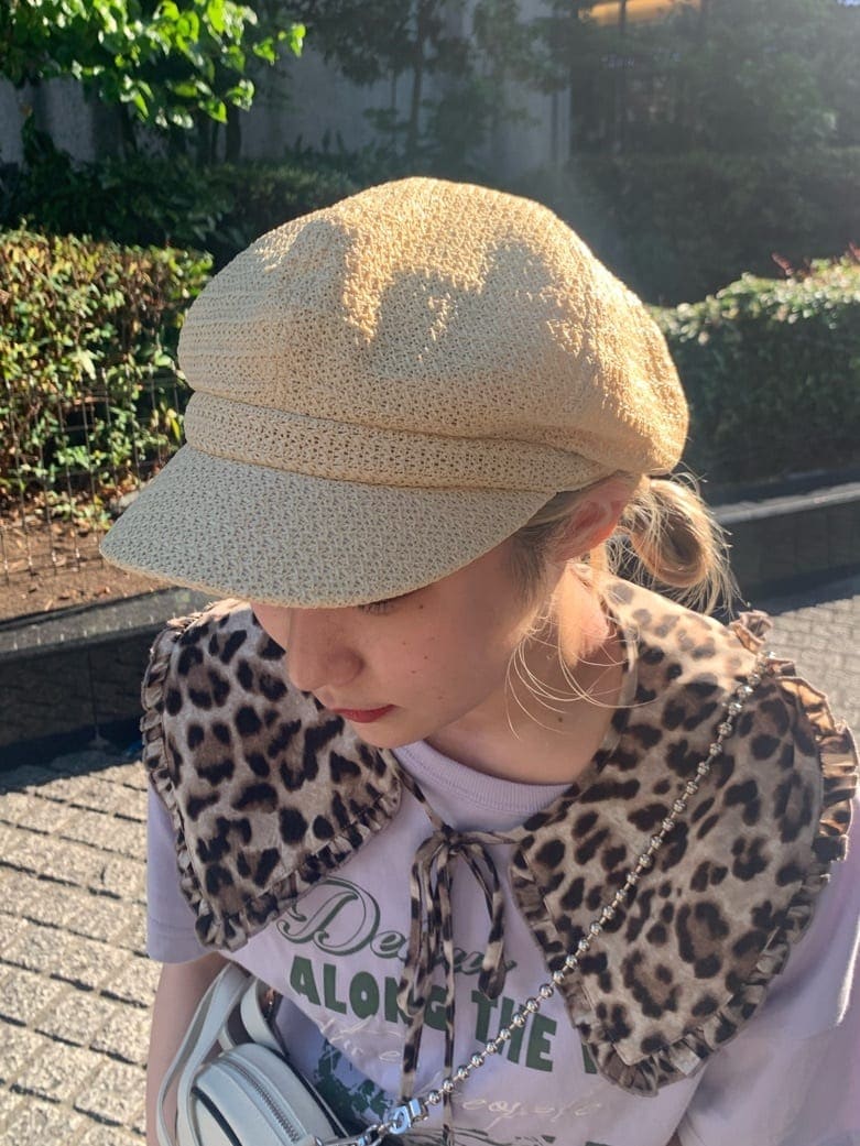 パープル系のTシャツ/カットソー、パープル系のスカート、ホワイト系のボストンバッグを着用したレディースの夏コーディネートの8枚目の写真