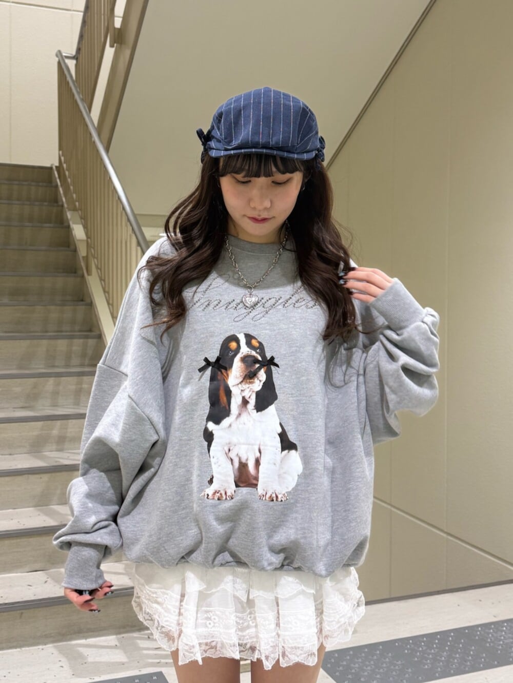 ブラック系のブーツ、グレー系のスウェット、ホワイト系のその他パンツを着用したレディースの冬コーディネートの7枚目の写真