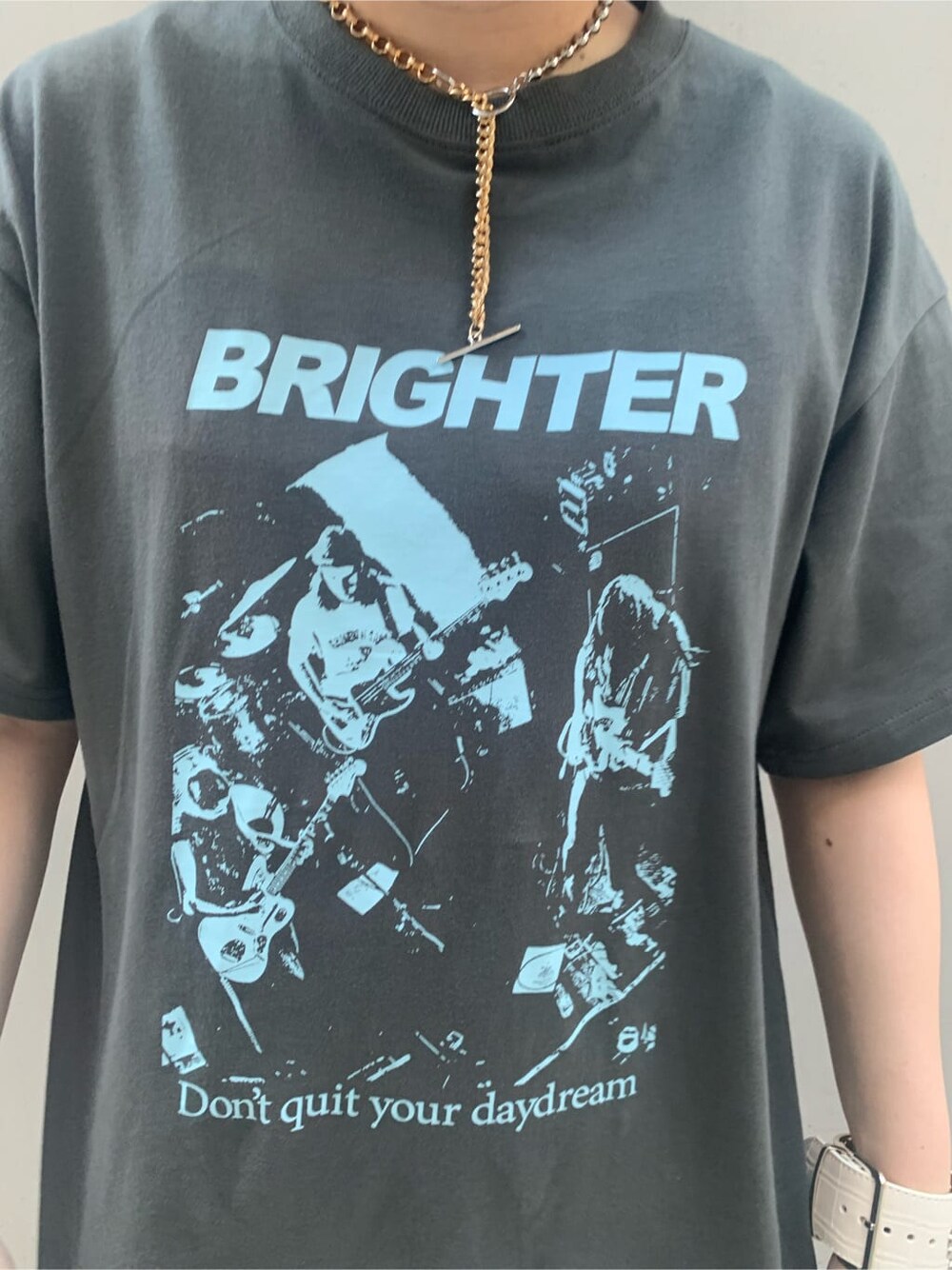 ブラック系のTシャツ/カットソー、パープル系のワンピース、ブラック系のハットを着用したレディースの夏コーディネートの5枚目の写真