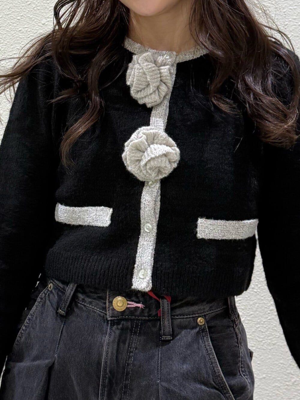 ブラック系のパンプス、ブラック系のカーディガン/ボレロ、ブラック系のデニムパンツを着用したレディースの秋コーディネートの8枚目の写真