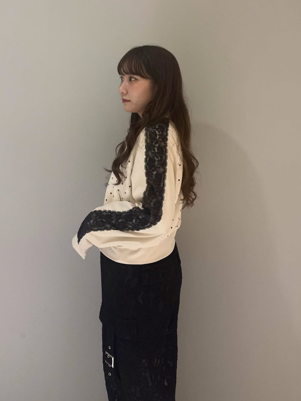 ホワイト系のTシャツ/カットソー、ブラック系のその他パンツ、ホワイト系のピアス(両耳用)を着用したレディースの夏コーディネートの6枚目の写真