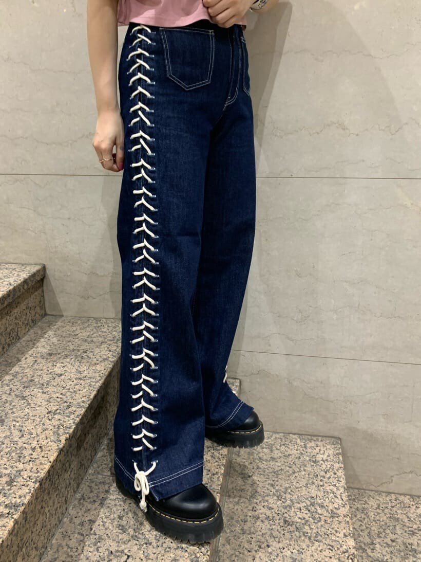 ピンク系のTシャツ/カットソー、ブルー系のデニムパンツ、シルバー系のブレスレットを着用したレディースの春コーディネートの7枚目の写真