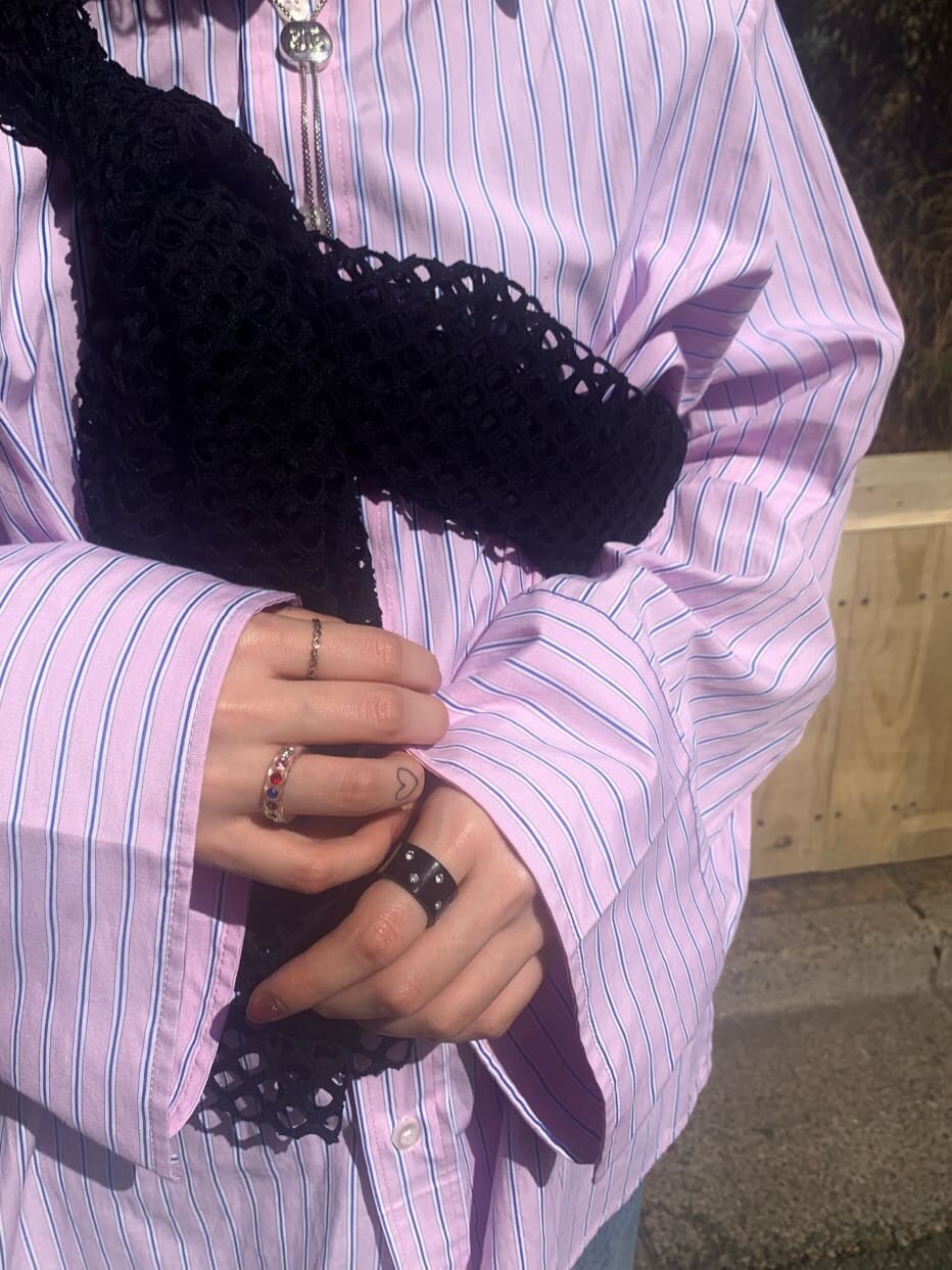 ピンク系のシャツ/ブラウス、ブラック系のTシャツ/カットソー、ブルー系のデニムパンツを着用したレディースの春コーディネートの5枚目の写真