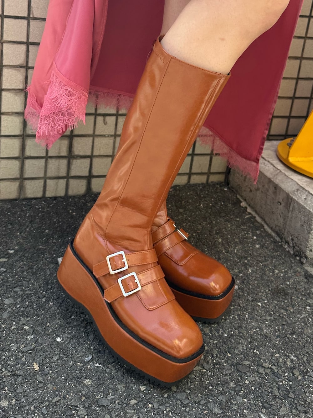 グリーン系のTシャツ/カットソー、ブルー系のデニムパンツ、ピンク系のワンピースを着用したレディースの春コーディネートの9枚目の写真