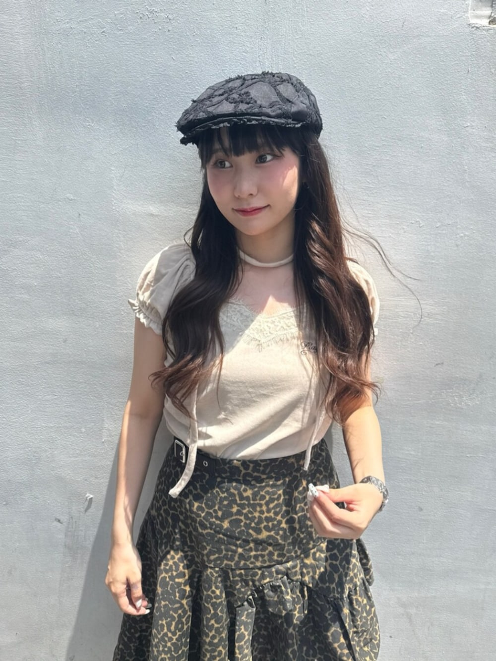 ホワイト系のTシャツ/カットソー、ブラウン系のスカート、ブラック系のサンダルを着用したレディースの夏コーディネートの5枚目の写真