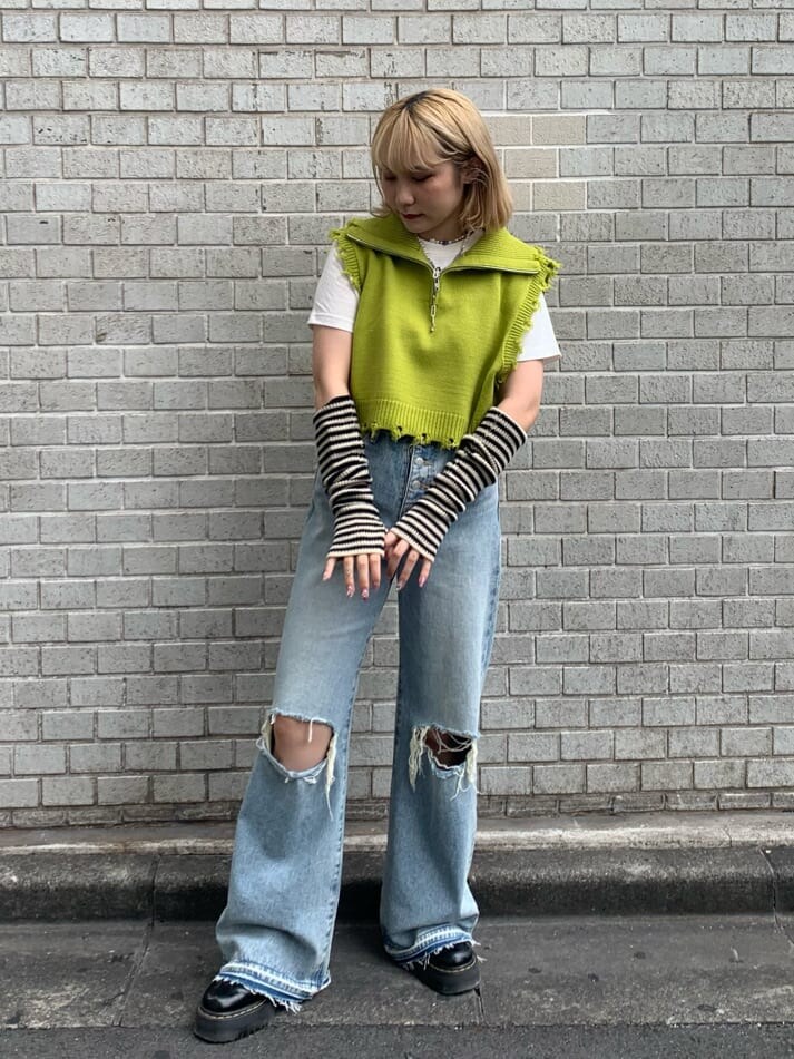 ブルー系のデニムパンツ、ホワイト系のTシャツ/カットソー、グリーン系のベストを着用したレディースの夏コーディネートの2枚目の写真