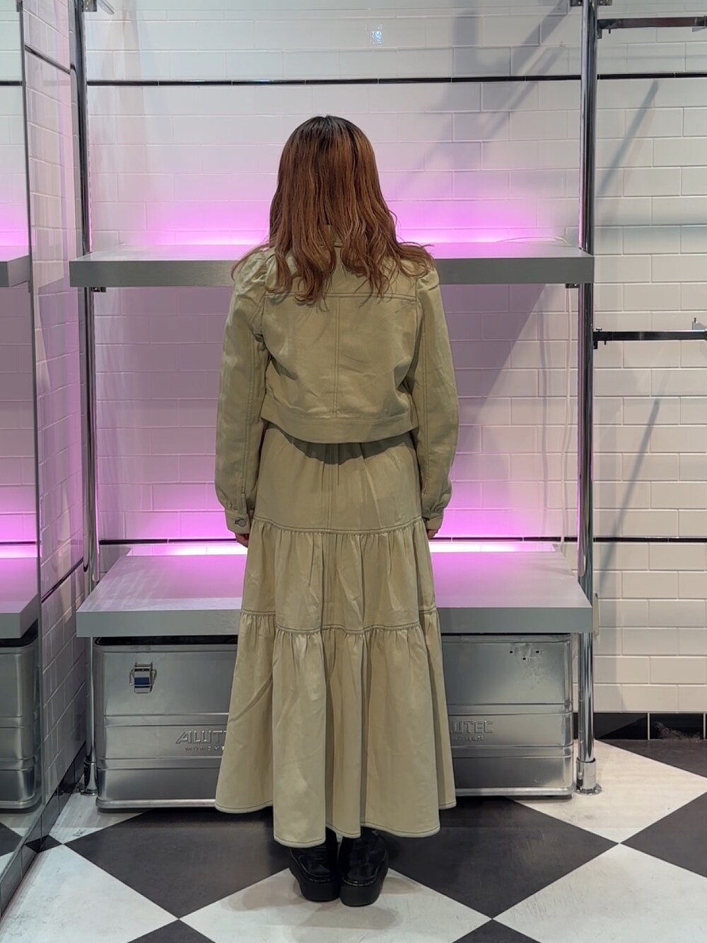 ブルー系のシャツ/ブラウス、ホワイト系のワンピースを着用したレディースの冬コーディネートの3枚目の写真