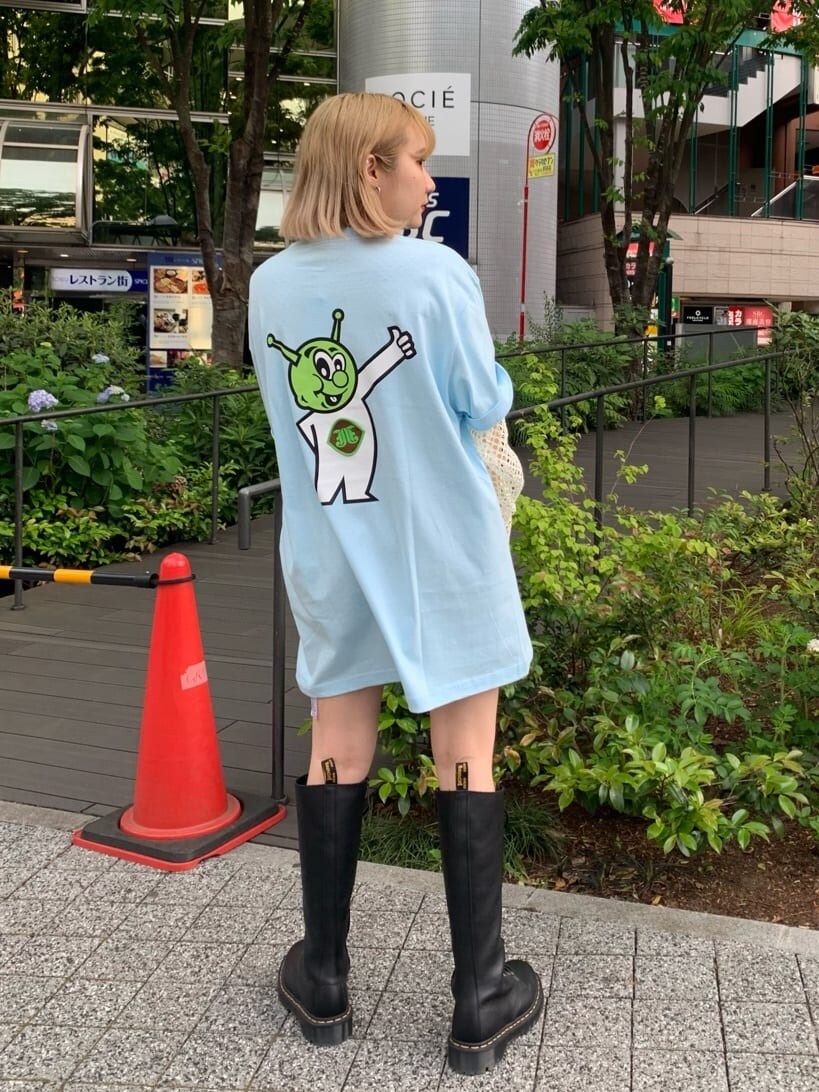 ブラック系のブーツ、ホワイト系のTシャツ/カットソー、ブルー系のTシャツ/カットソーを着用したレディースの春コーディネートの3枚目の写真