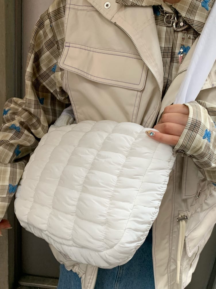 ブルー系のデニムスカート、ベージュ系のシャツ/ブラウス、ホワイト系のベストを着用したレディースの秋コーディネートの7枚目の写真