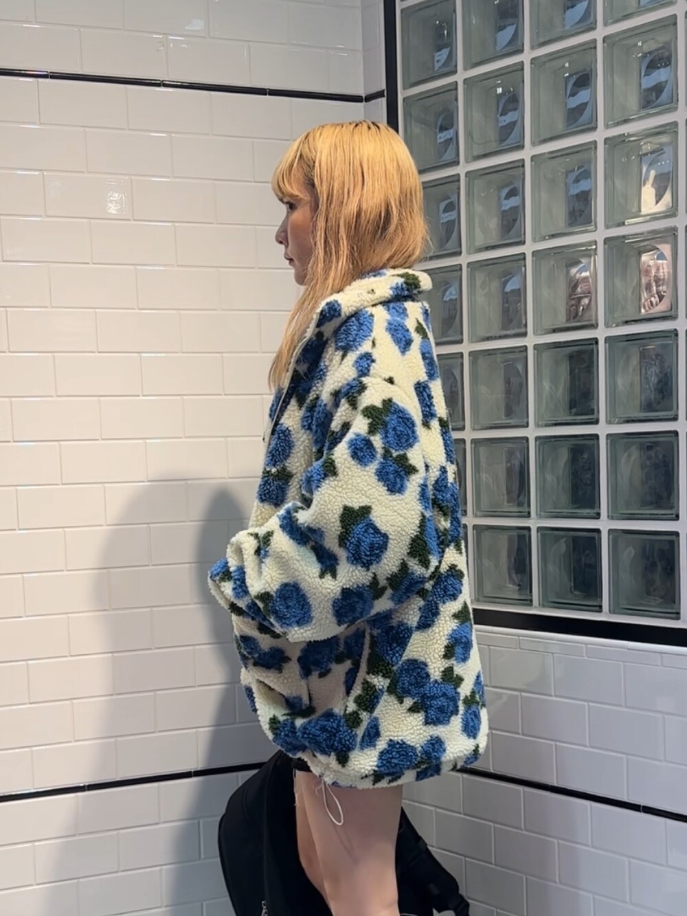 ホワイト系のTシャツ/カットソー、ホワイト系のブルゾン、ブラック系のデニムパンツを着用したレディースの秋コーディネートの3枚目の写真