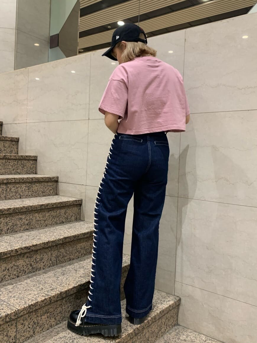 ピンク系のTシャツ/カットソー、ブルー系のデニムパンツ、シルバー系のブレスレットを着用したレディースの春コーディネートの3枚目の写真