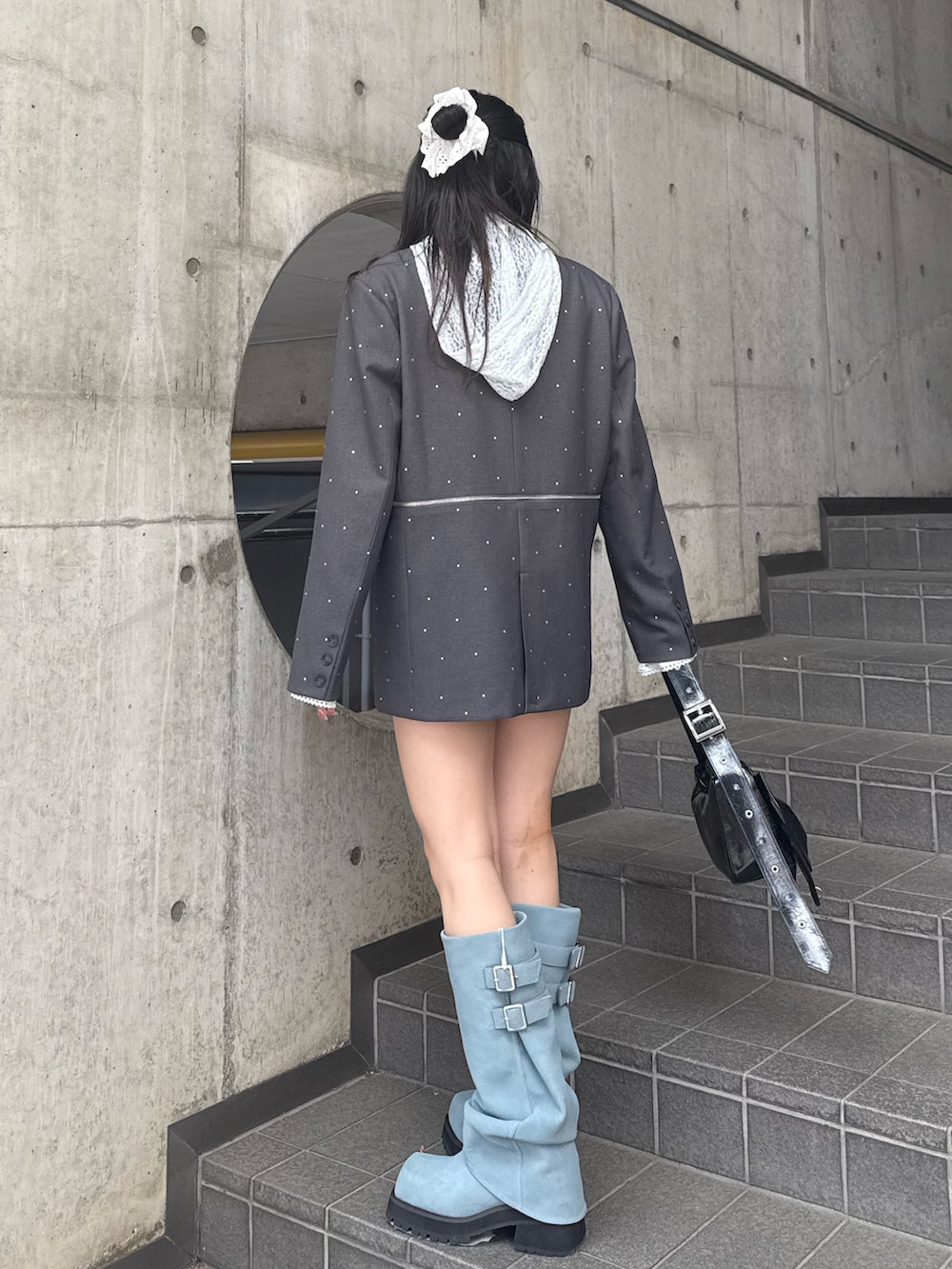 グレー系のテーラードジャケット、ブルー系のTシャツ/カットソー、ブルー系のブーツを着用したレディースの夏コーディネートの3枚目の写真