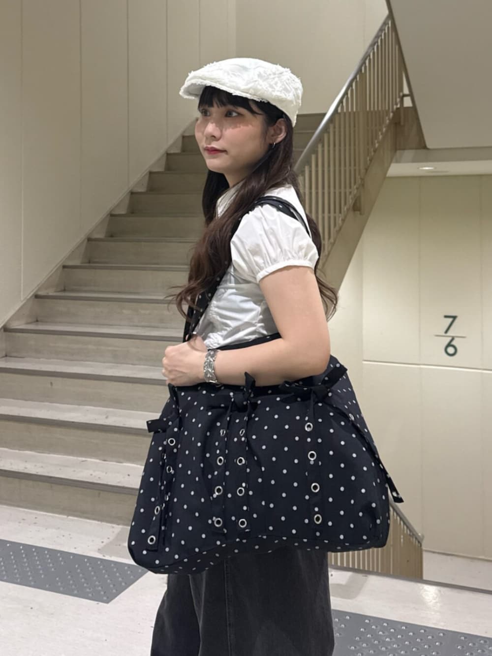 ブラック系のネクタイ、ブラック系のブーツ、ブラック系のデニムパンツを着用したレディースの夏コーディネートの6枚目の写真