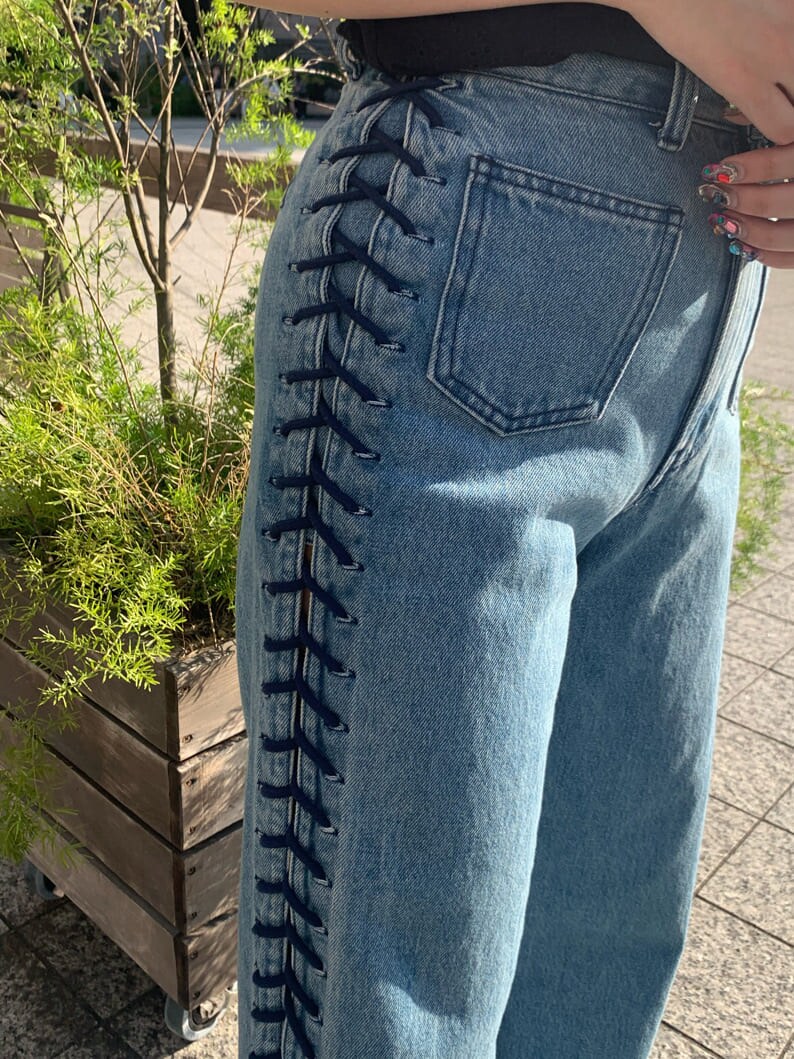 ブラック系のシャツ/ブラウス、ブルー系のデニムパンツ、ホワイト系のチョーカーを着用したレディースの夏コーディネートの8枚目の写真