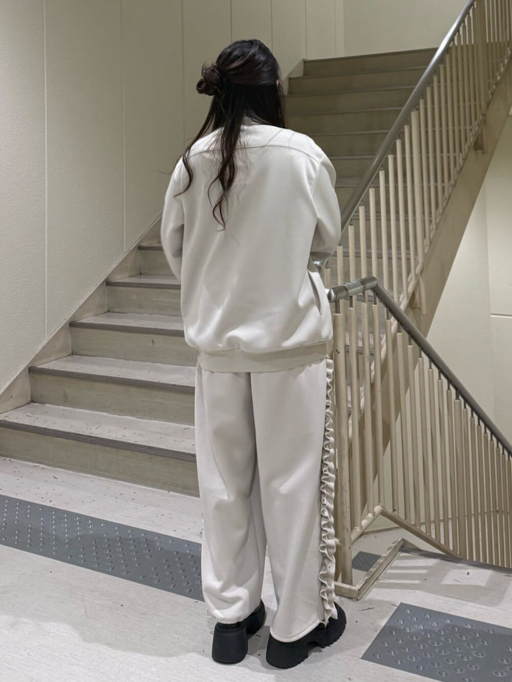 ホワイト系のジャージ、ホワイト系のその他パンツを着用したレディースの冬コーディネートの4枚目の写真