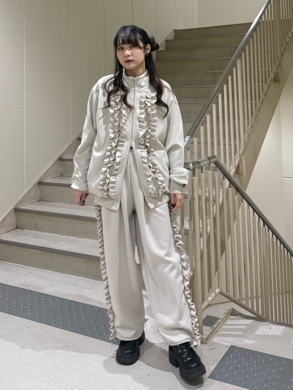 ホワイト系のジャージ、ホワイト系のその他パンツを着用したレディースの冬コーディネートの6枚目の写真