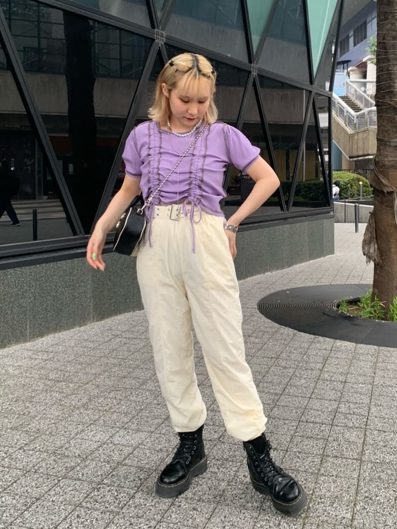 ブラック系のボストンバッグ、ホワイト系のその他パンツ、パープル系のTシャツ/カットソーを着用したレディースの夏コーディネートの2枚目の写真