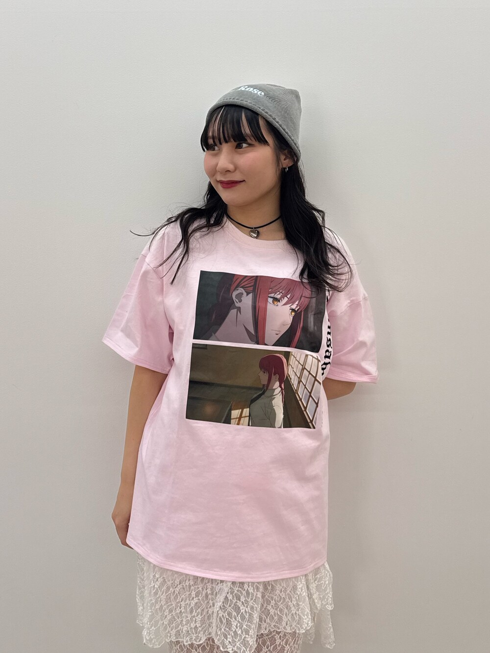ピンク系のTシャツ/カットソー、ホワイト系のその他パンツ、ブラック系のスニーカーを着用したレディースの春コーディネートの5枚目の写真