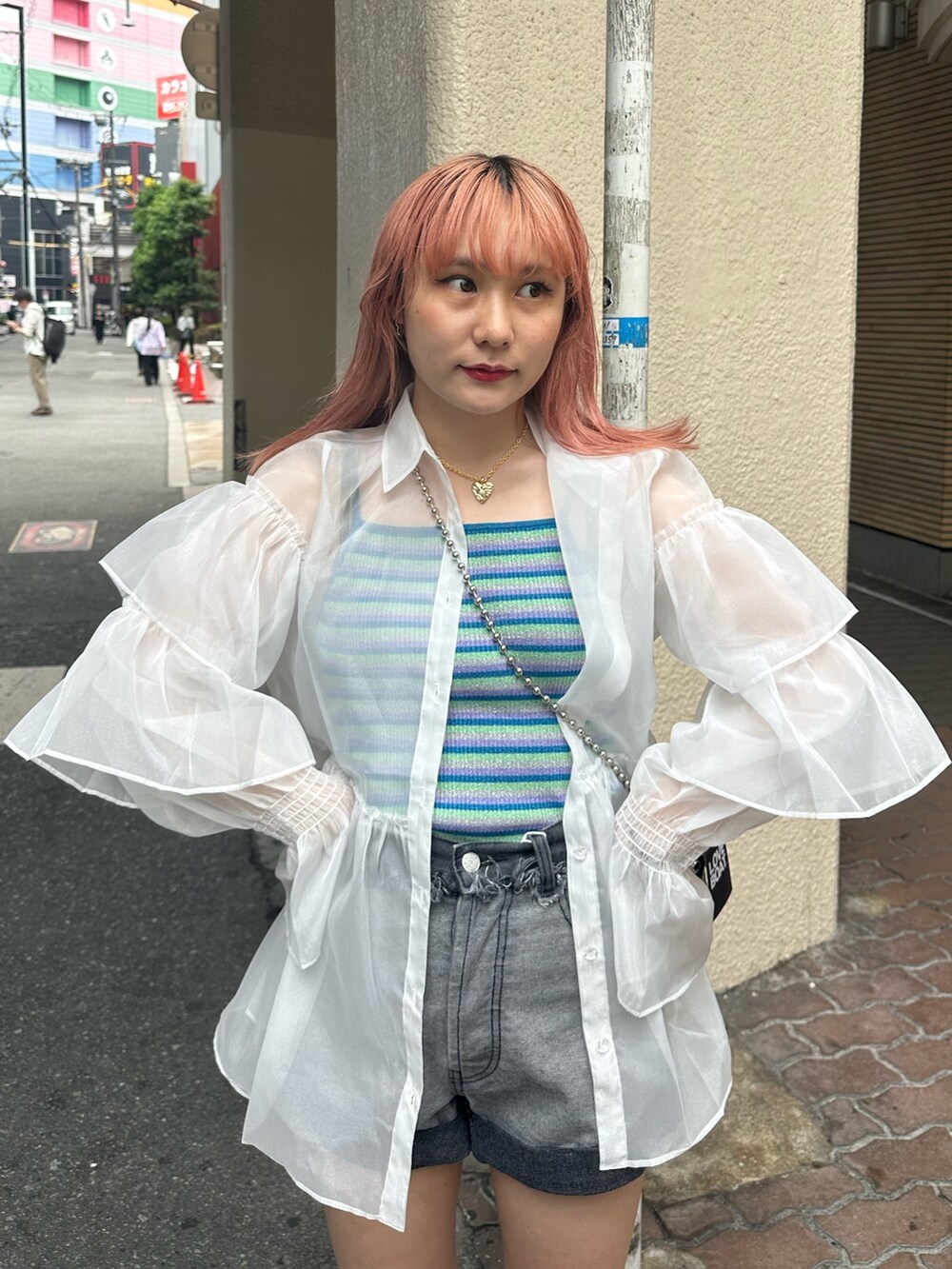 ブラック系のブーツ、ブラック系のデニムパンツ、ホワイト系のシャツ/ブラウスを着用したレディースの夏コーディネートの3枚目の写真