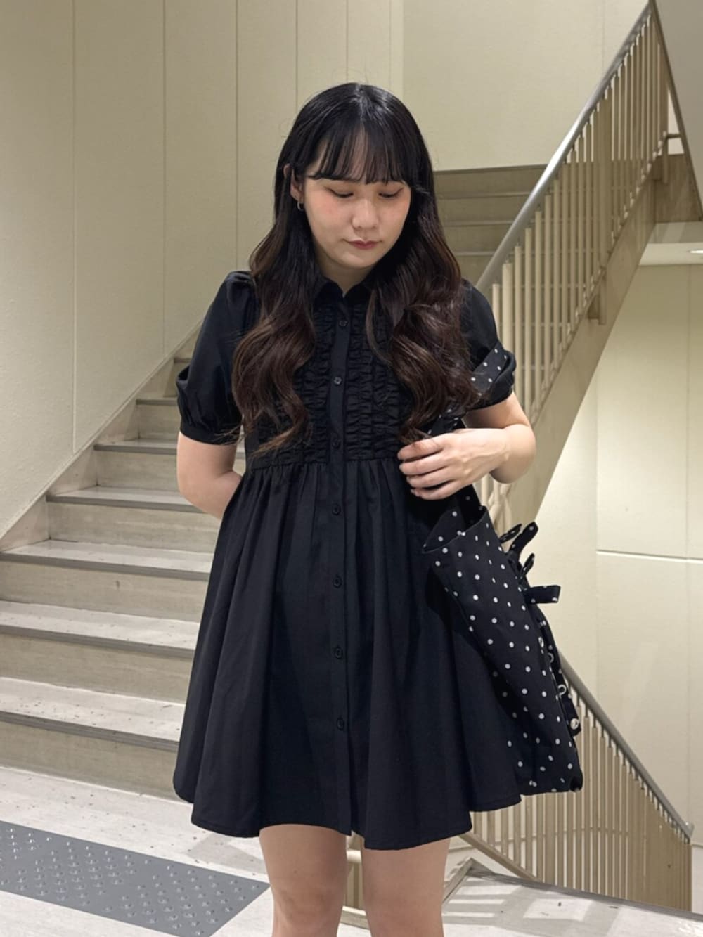 ブラック系のパンプス、ブラック系のワンピース、その他のトートバッグを着用したレディースの夏コーディネートの5枚目の写真