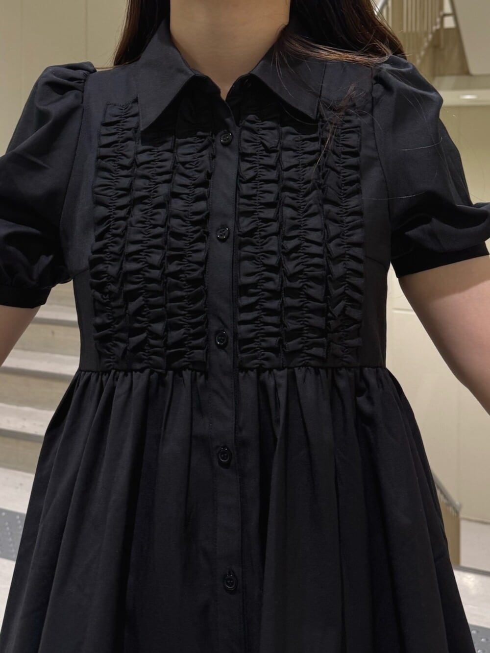 ブラック系のパンプス、ブラック系のワンピース、その他のトートバッグを着用したレディースの夏コーディネートの7枚目の写真