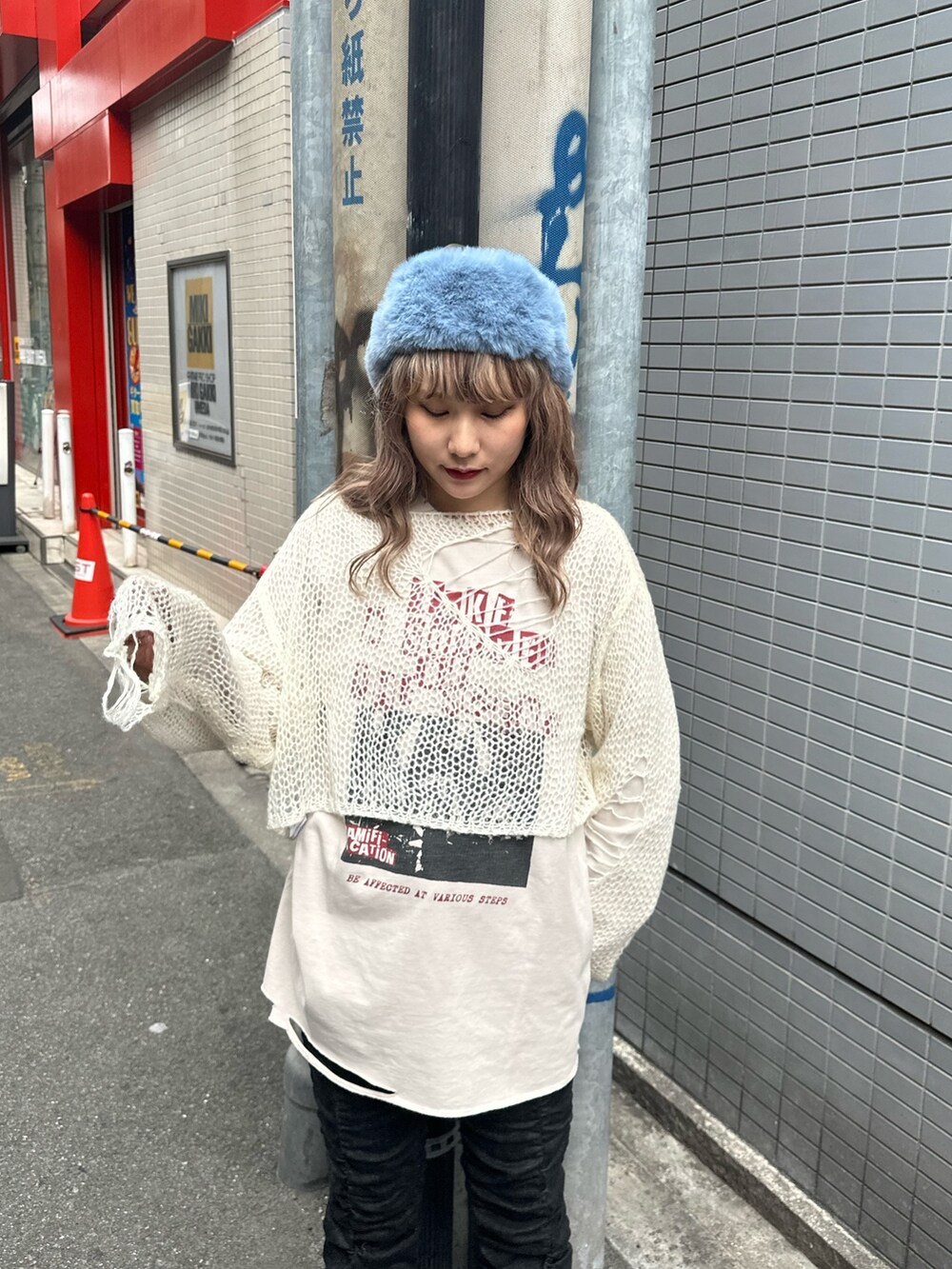 ホワイト系のTシャツ/カットソー、ホワイト系のニット/セーター、ブラック系のその他パンツを着用したレディースの秋コーディネートの4枚目の写真