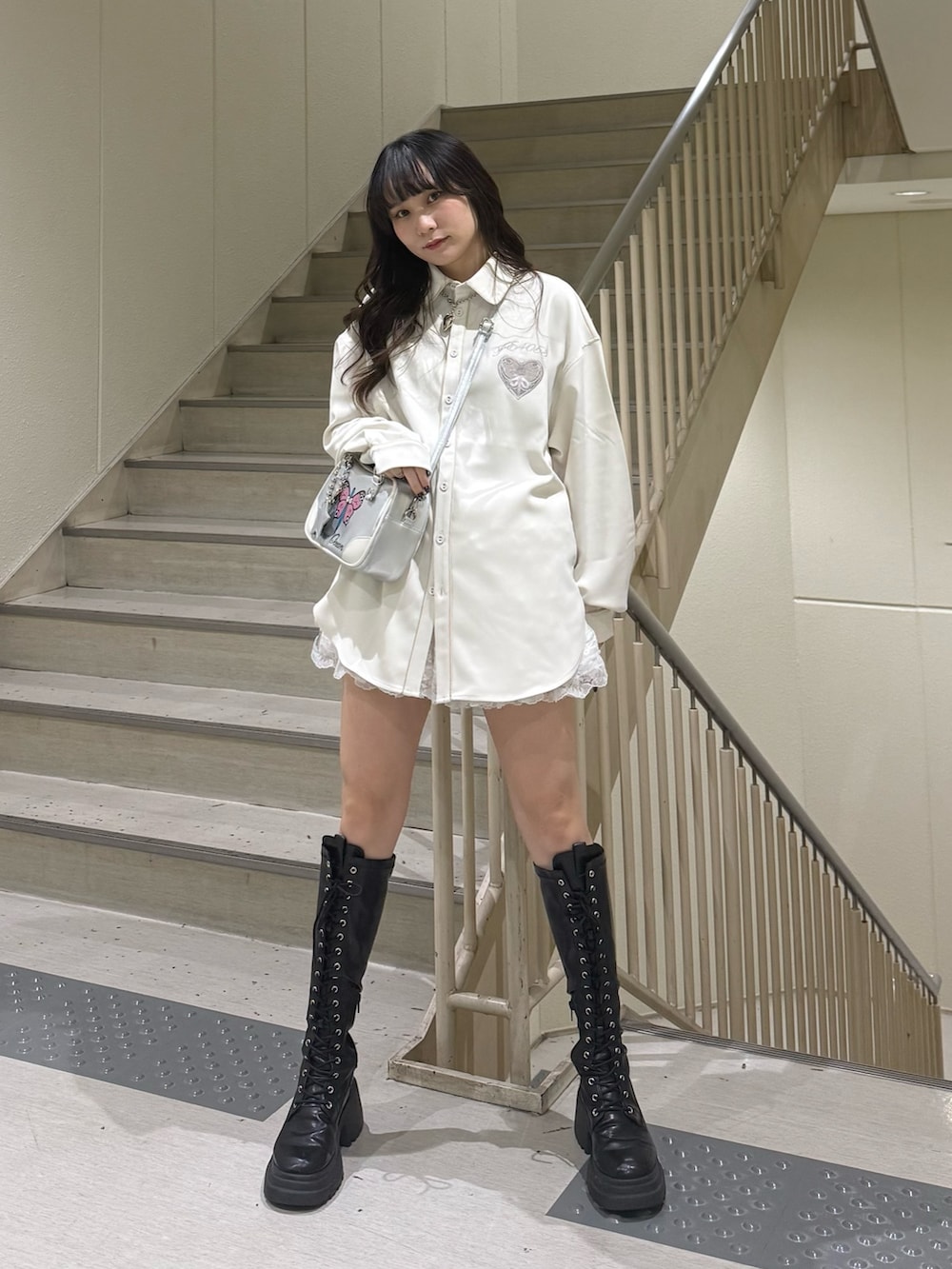 ホワイト系のシャツ/ブラウス、シルバー系のボストンバッグ、ホワイト系のその他パンツを着用したレディースの冬コーディネートの6枚目の写真